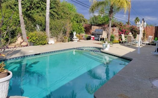 Lovely Tiara St Woodland Hills Pool Home